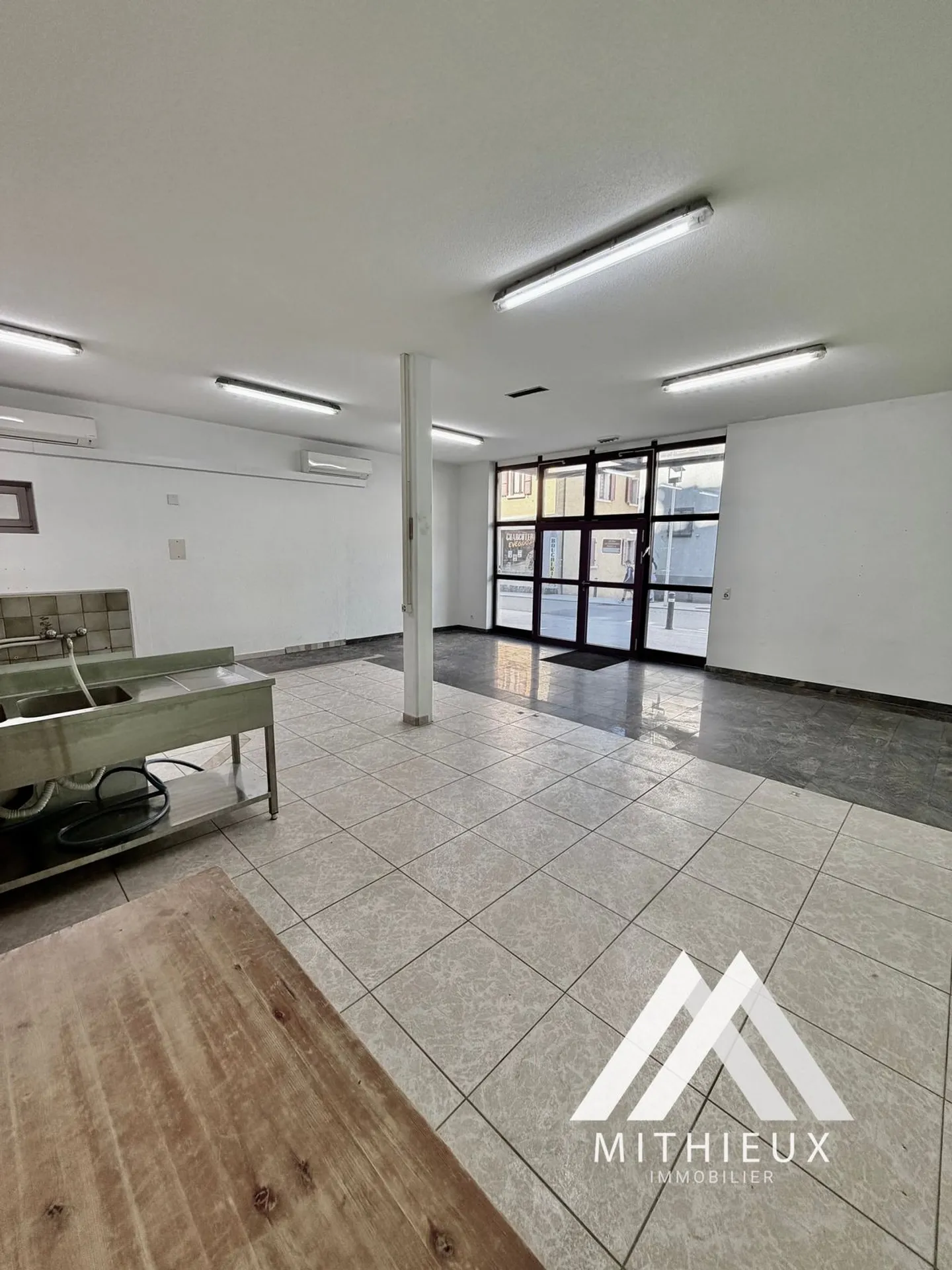 Commercial space with showcase in the heart of Riddes - Photo 1 of 7