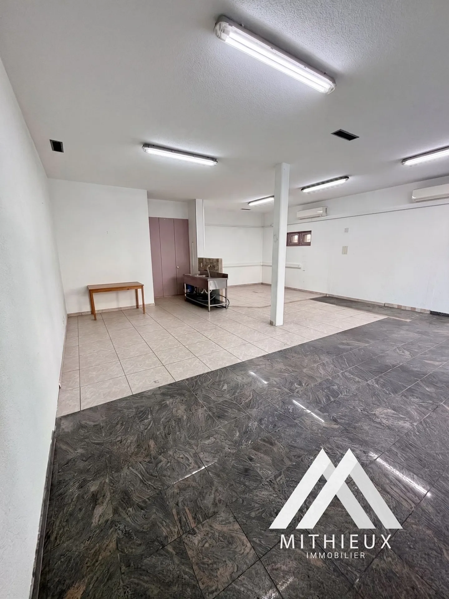 Commercial space with showcase in the heart of Riddes - Photo 4 of 7
