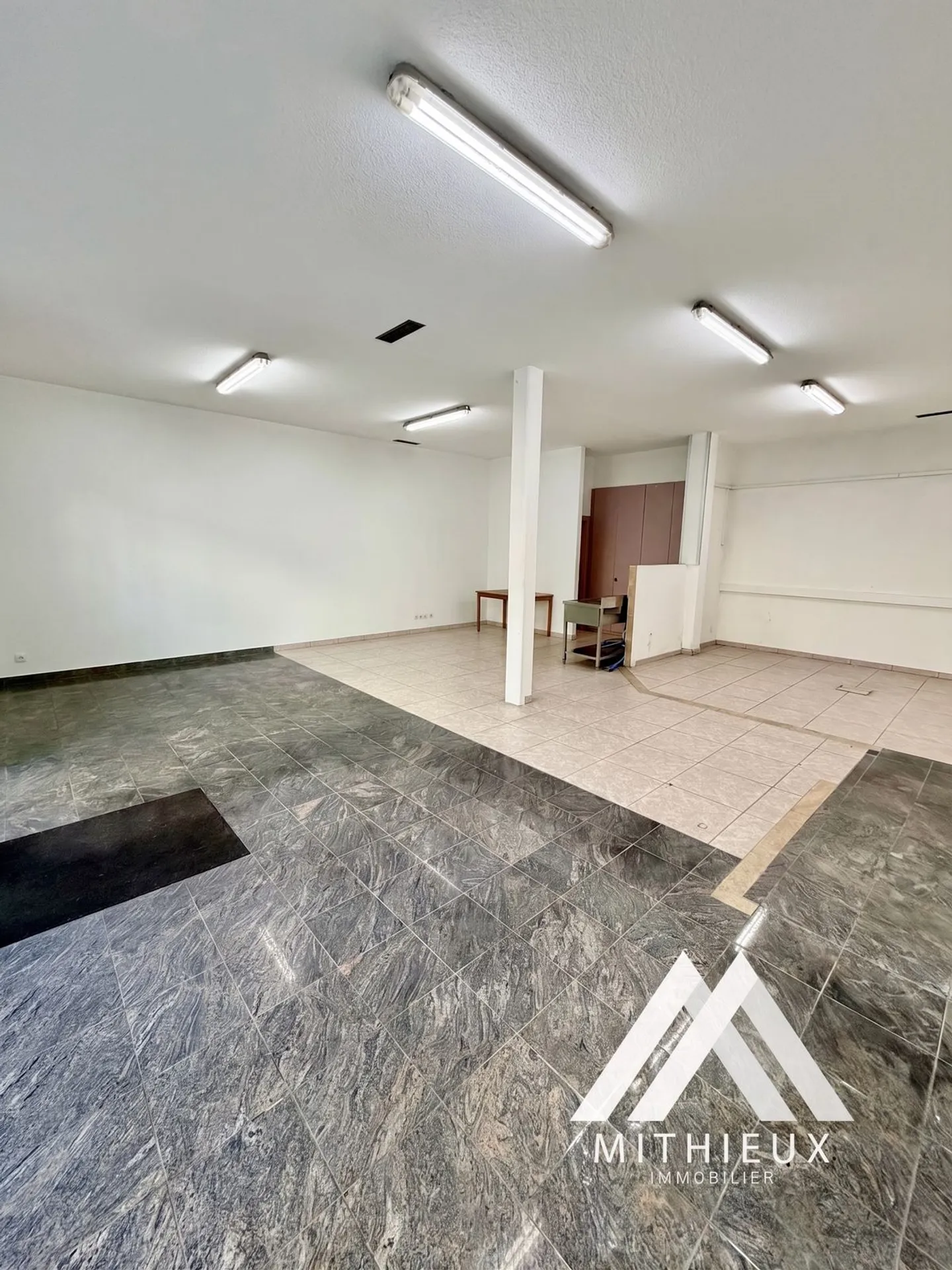 Commercial space with showcase in the heart of Riddes - Photo 3 of 7