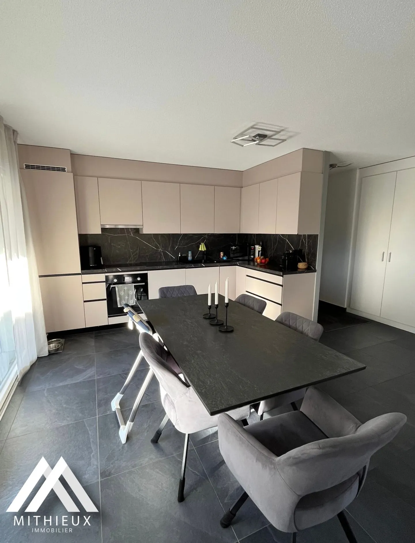 For sale, high-end 3.5 room apartment in Saxon - Photo 4 of 13