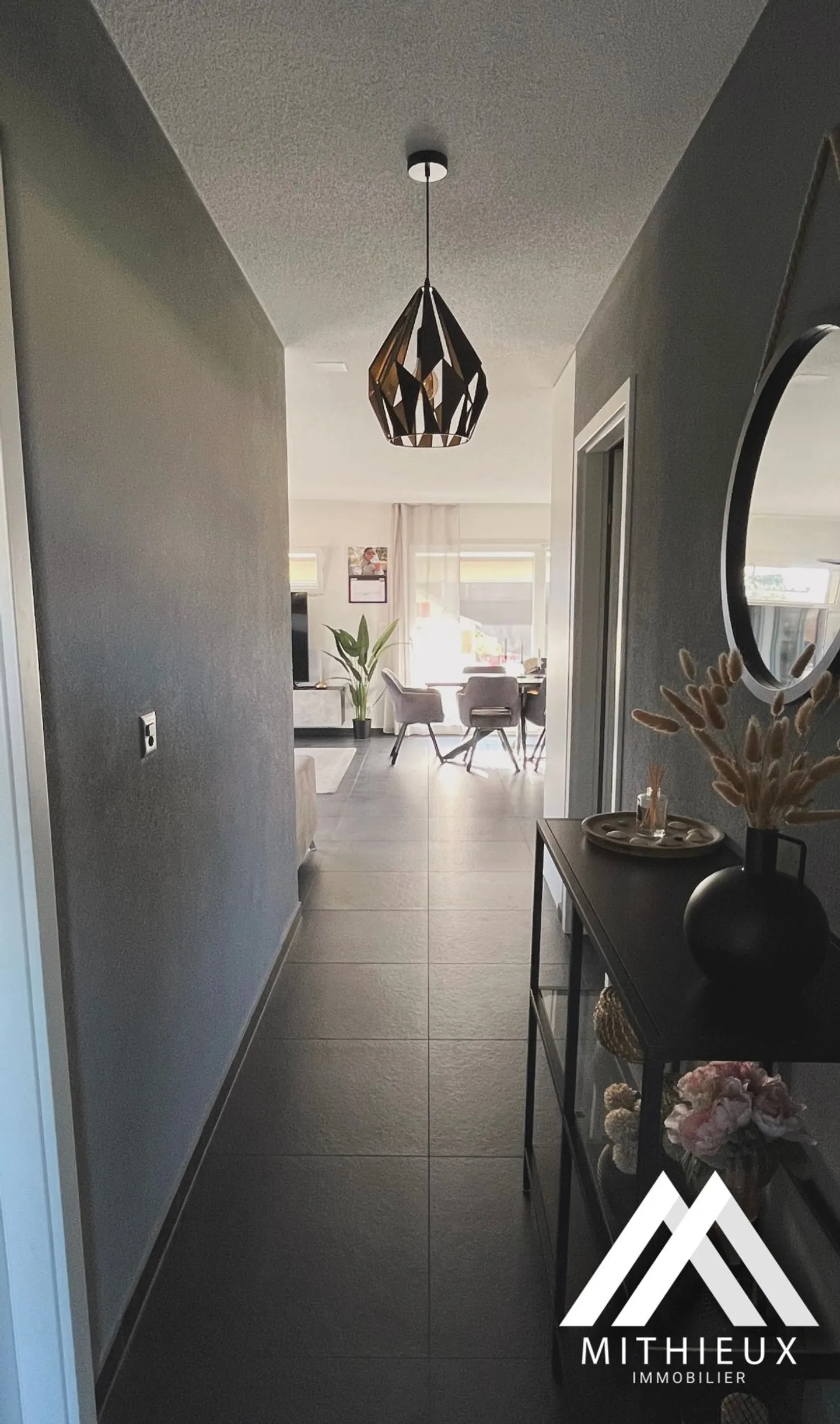 For sale, high-end 3.5 room apartment in Saxon - Photo 2 of 13