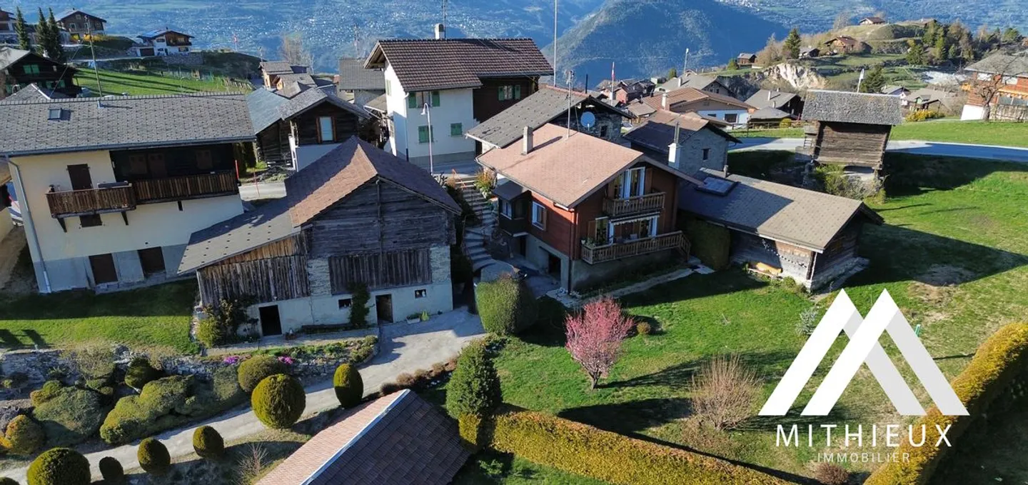 CHALET 4.5 ZIMMER - 122 M2 + ZAHLREICHE NEBENGEBÄUDE - Foto 1 von 13