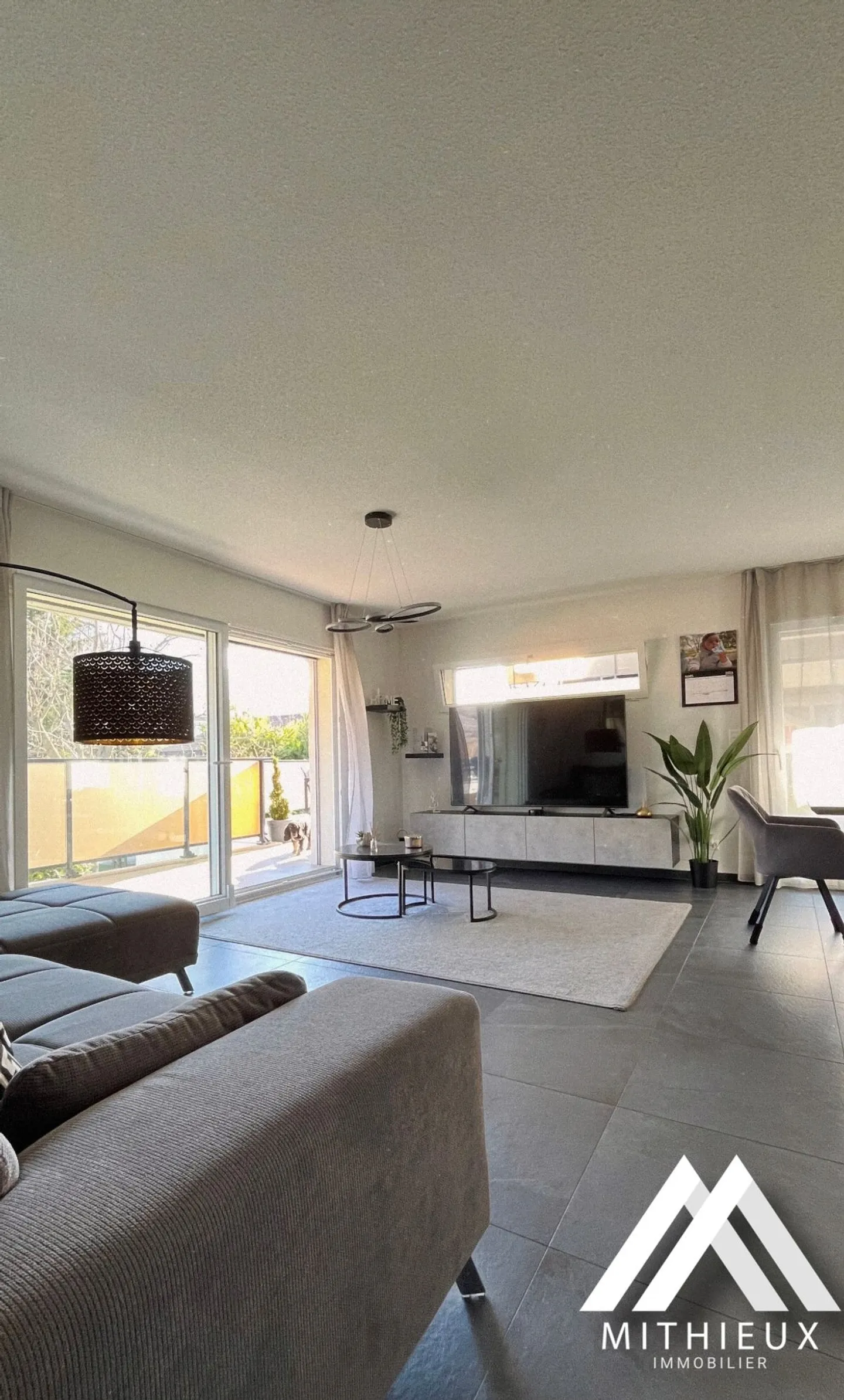 For sale, high-end 3.5 room apartment in Saxon - Photo 1 of 13