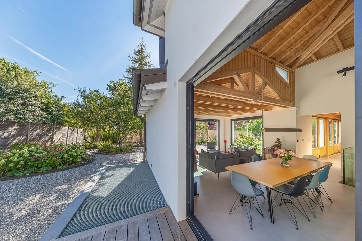Zeitgenössische einstöckige Villa - Foto 3 von 8