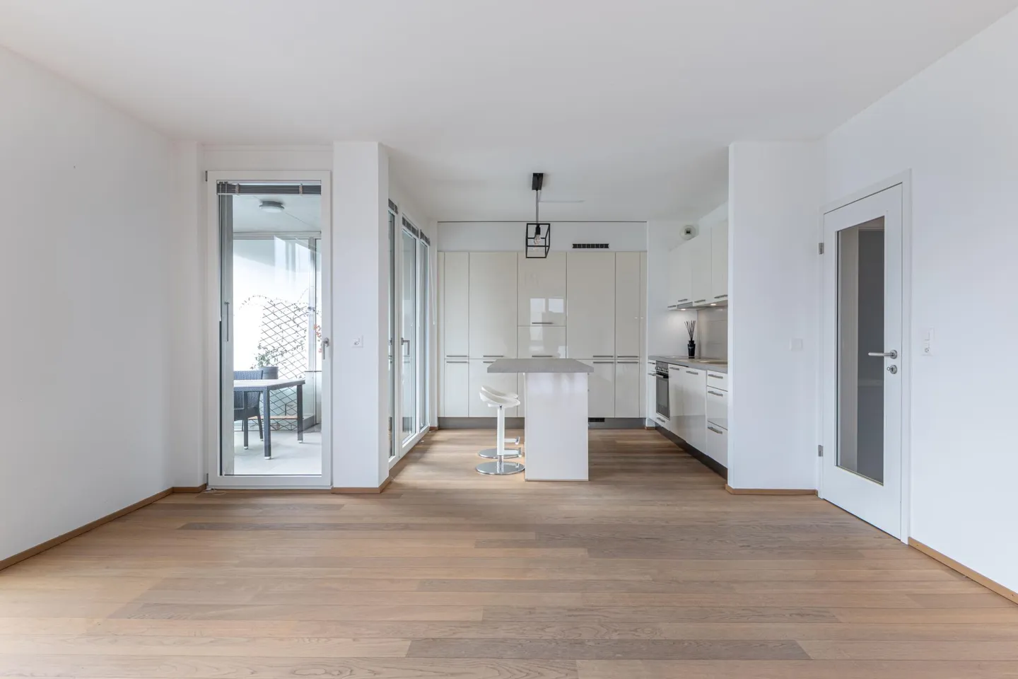 Modern 4-room apartment with loggia - Photo 2 of 5