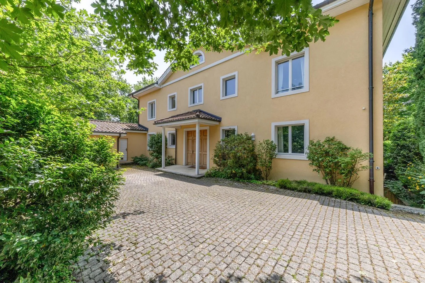 Maison Familiale Élégante à Vandoeuvres - Photo 2 sur 9