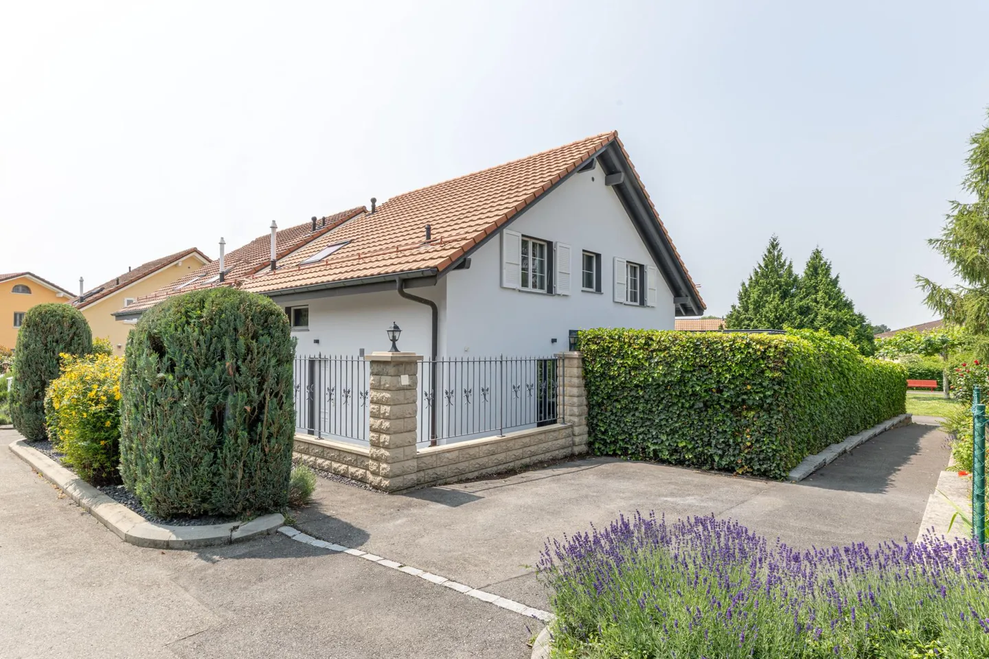 Villa contemporanea con piscina - Foto 4 di 13