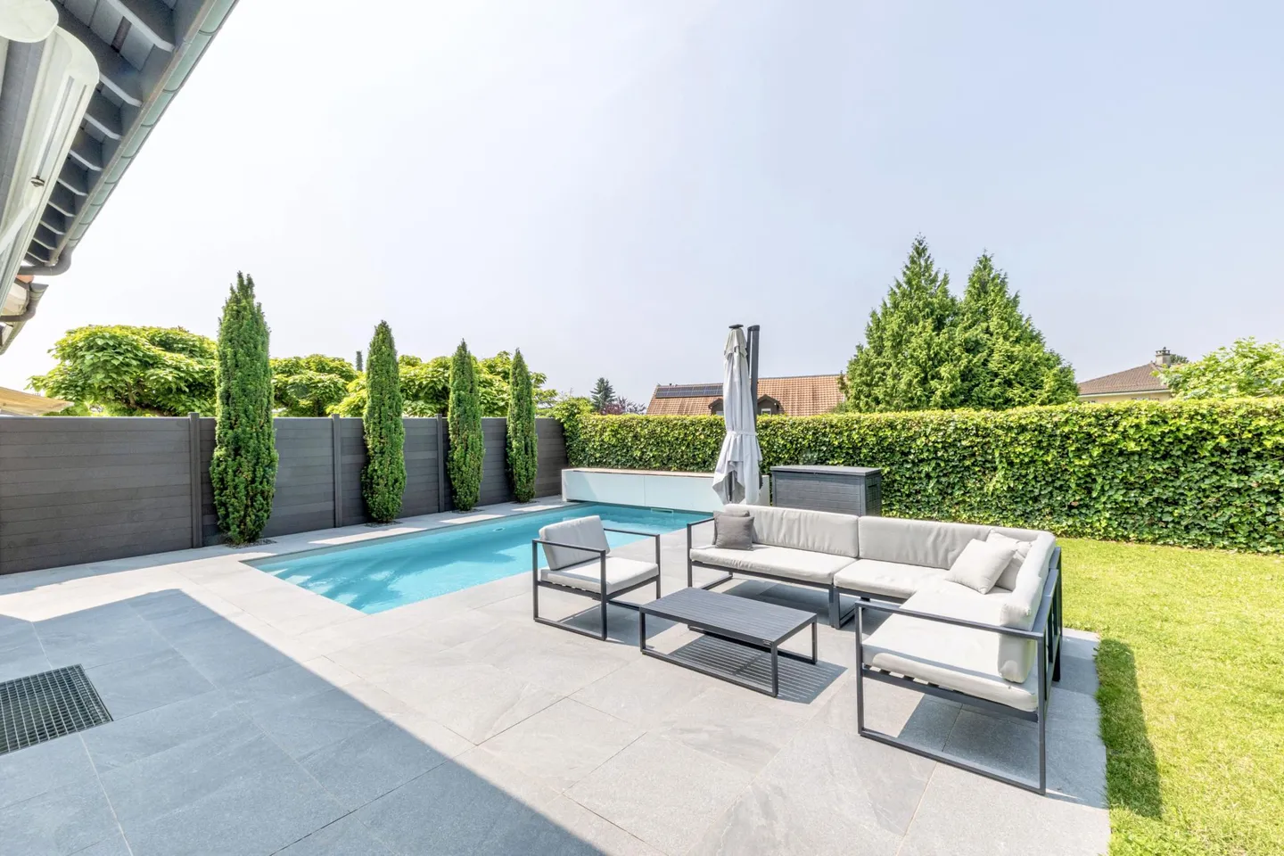 Villa contemporanea con piscina - Foto 5 di 13