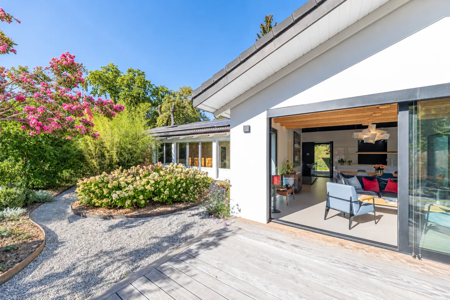 Zeitgenössische einstöckige Villa - Foto 1 von 8