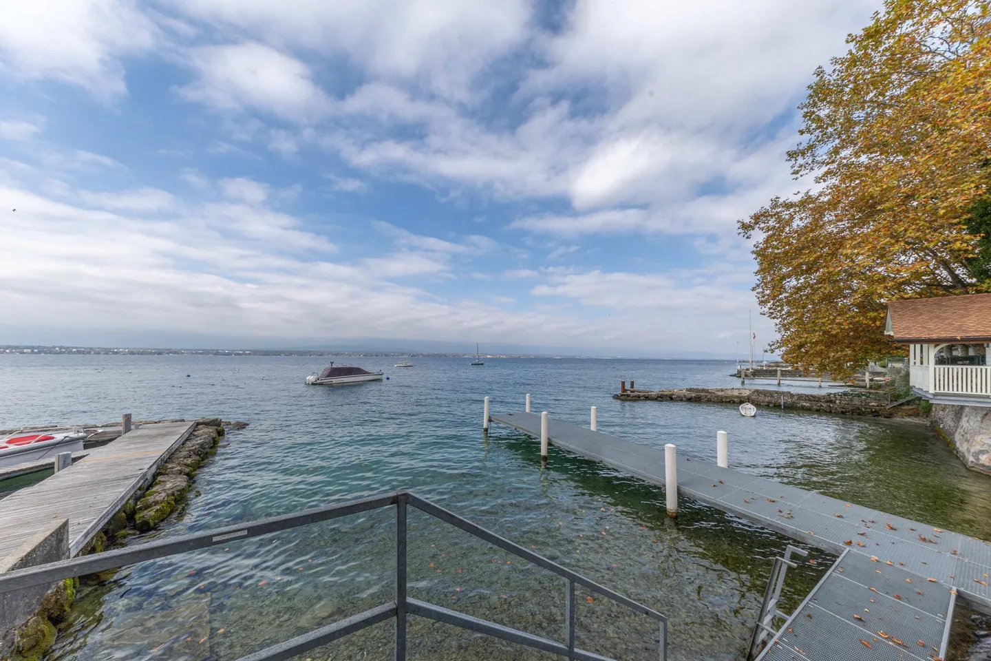 Confidential villa on the second line of the lake with dock - Photo 8 of 8