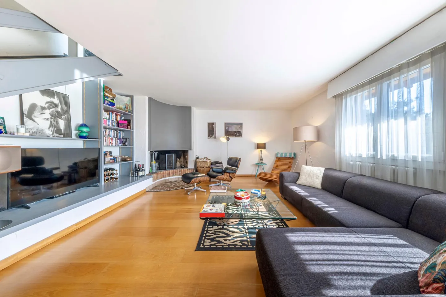 Spacious penthouse duplex with lake view - Photo 3 of 7