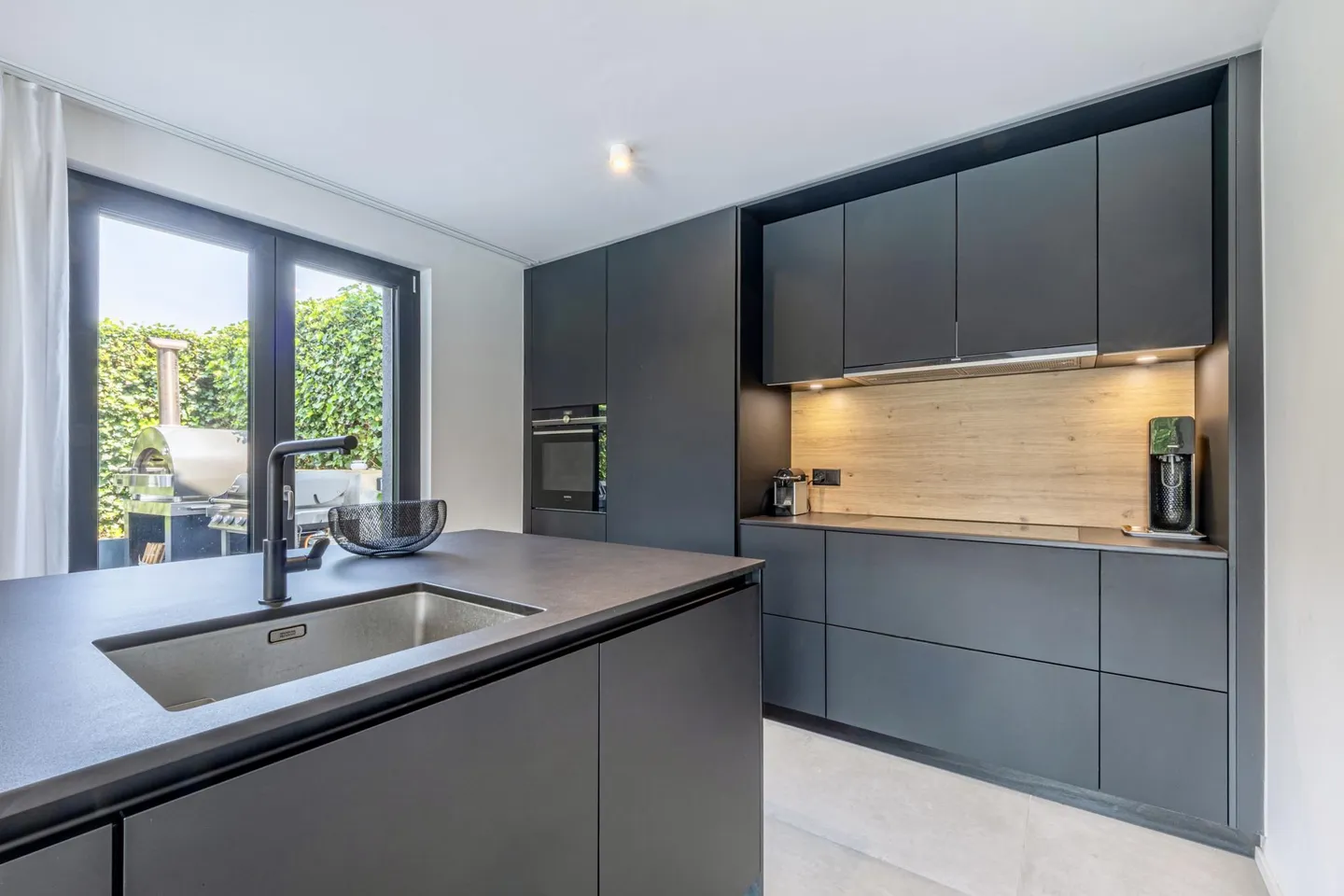 Villa contemporanea con piscina - Foto 7 di 13