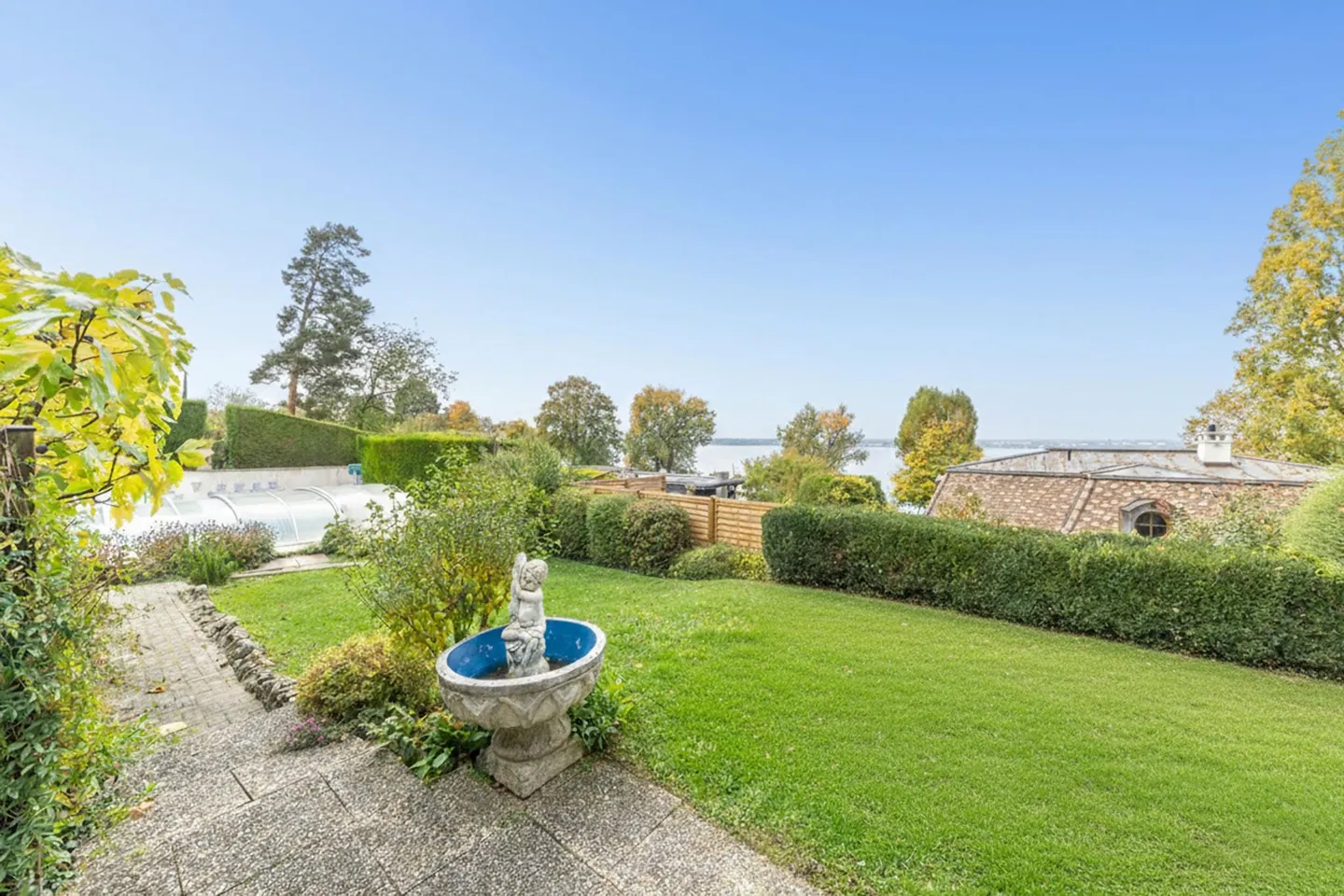 Confidential villa on the second line of the lake with dock - Photo 7 of 8