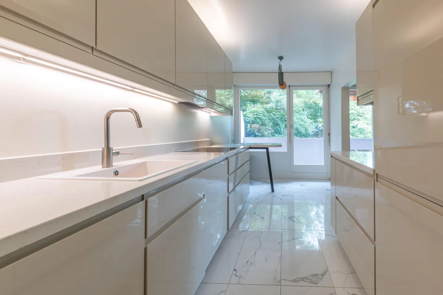 Contemporary Apartment in the Eaux-Vives District - Photo 3 of 7