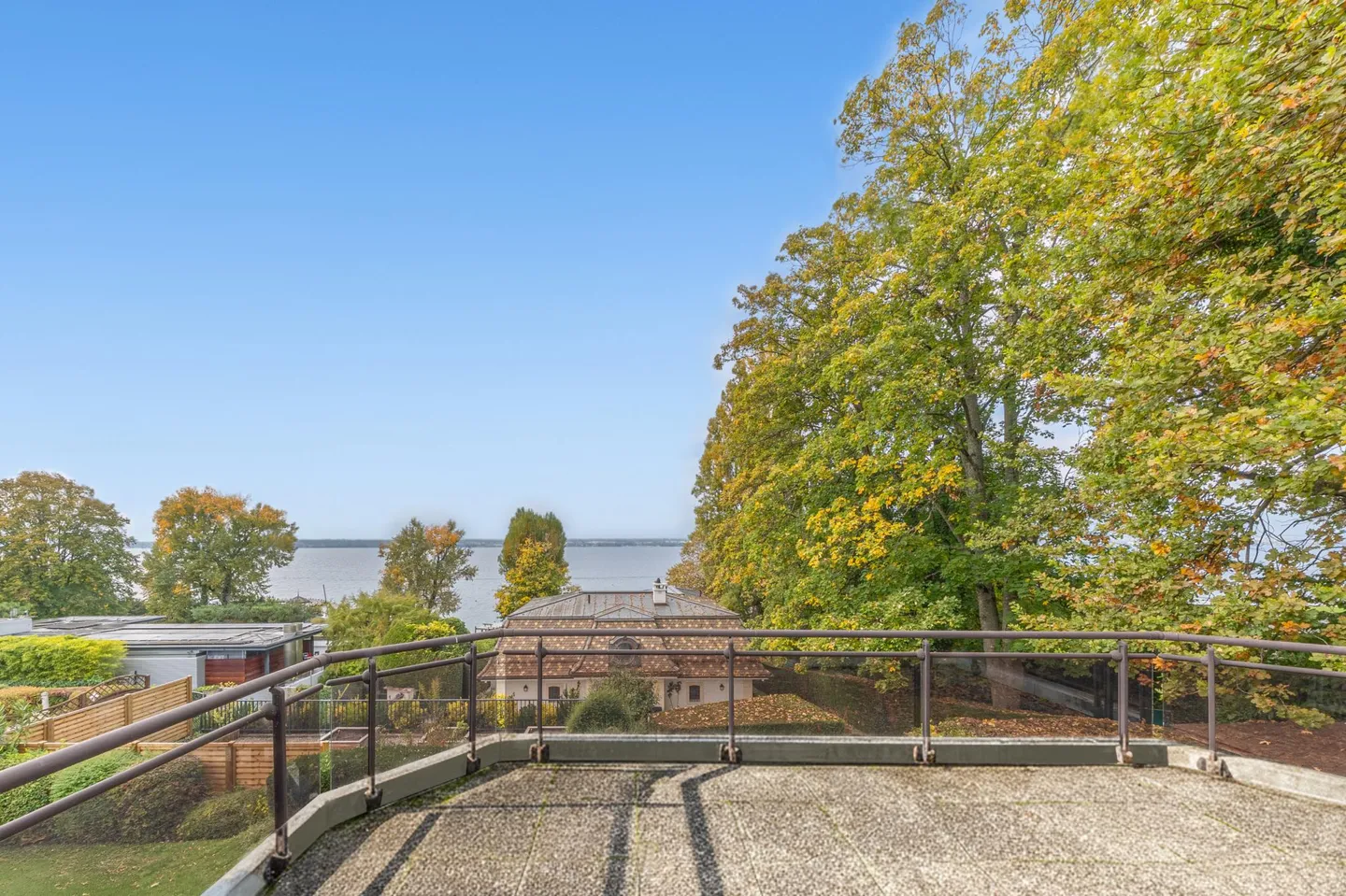 Villa riservata in seconda fila sul lago con pontile - Foto 1 di 8