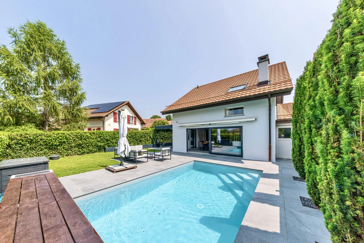 Villa contemporanea con piscina - Foto 2 di 13