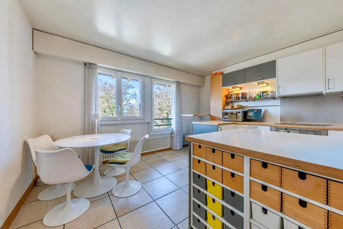 Spacious penthouse duplex with lake view - Photo 5 of 7