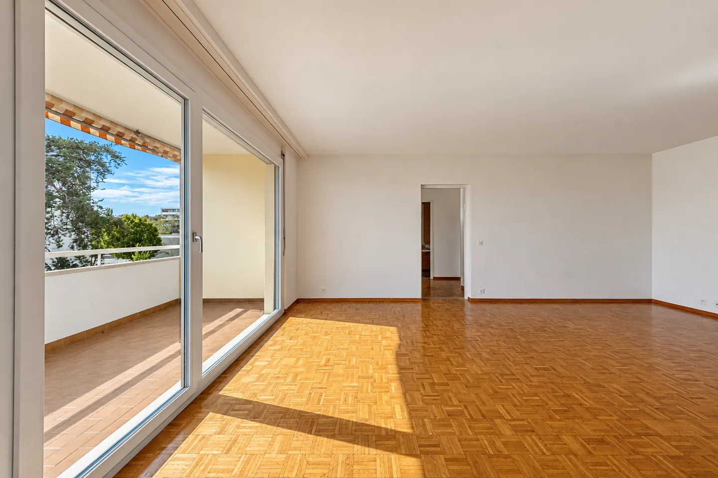Pleasant 4-room apartment just steps from the lake - Photo 3 of 7