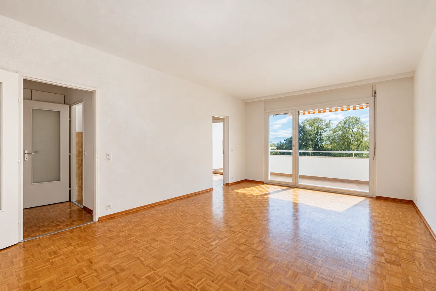 Pleasant 4-room apartment just steps from the lake - Photo 1 of 7
