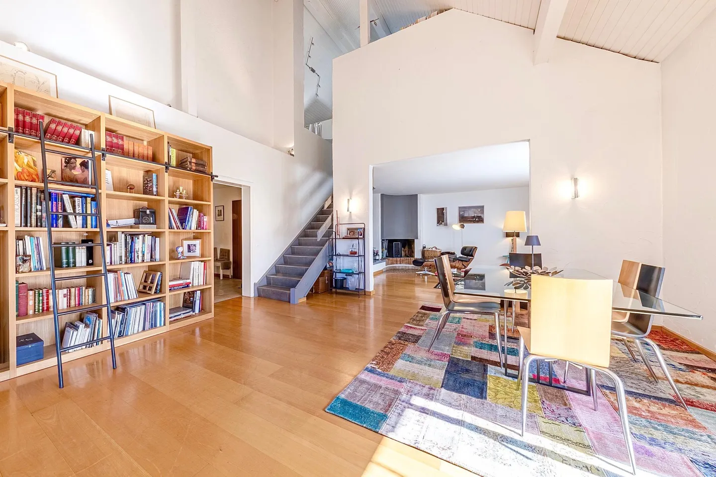 Spacious penthouse duplex with lake view - Photo 2 of 7