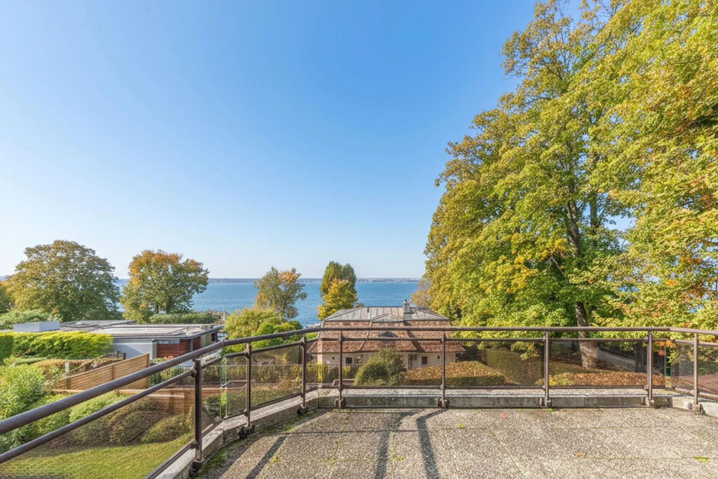 Confidential villa on the second line of the lake with dock - Photo 1 of 8