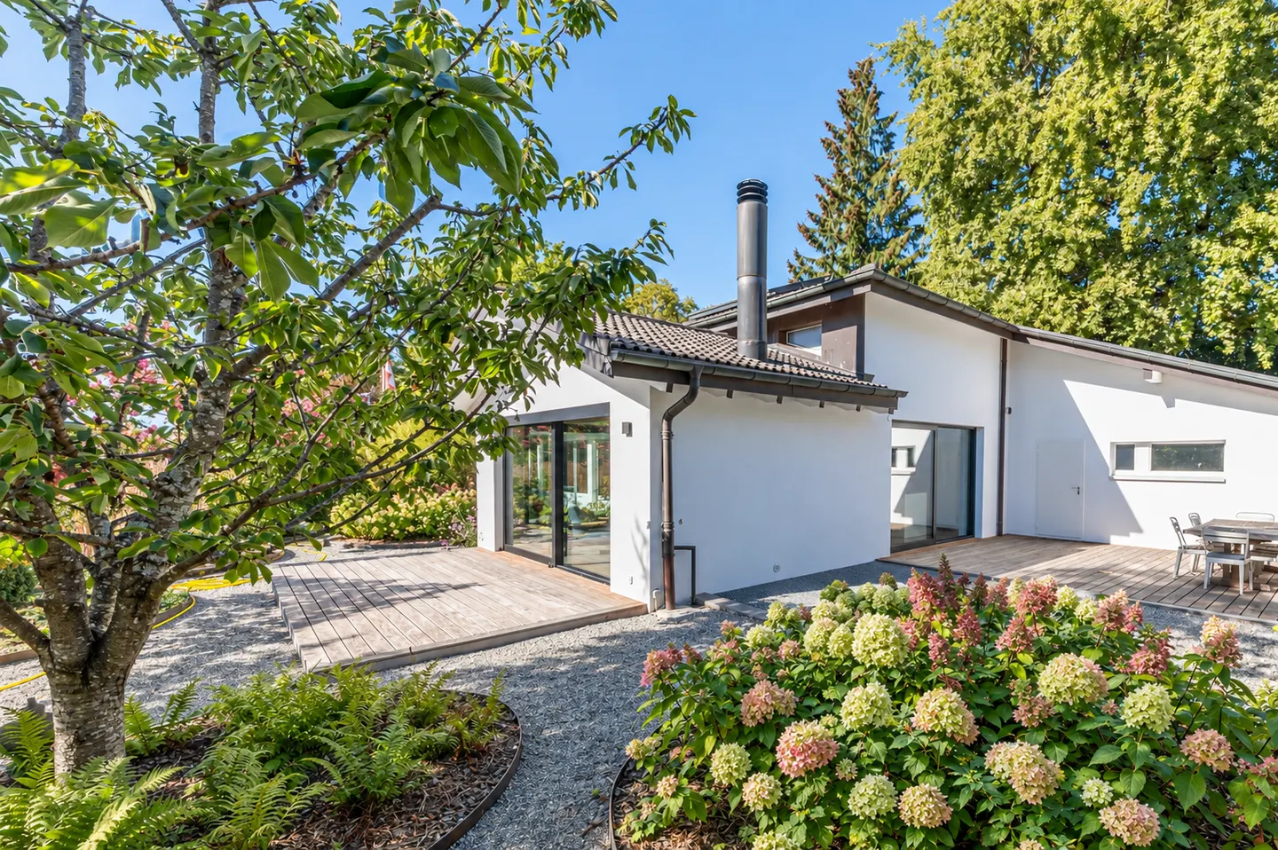 Zeitgenössische einstöckige Villa - Foto 2 von 8