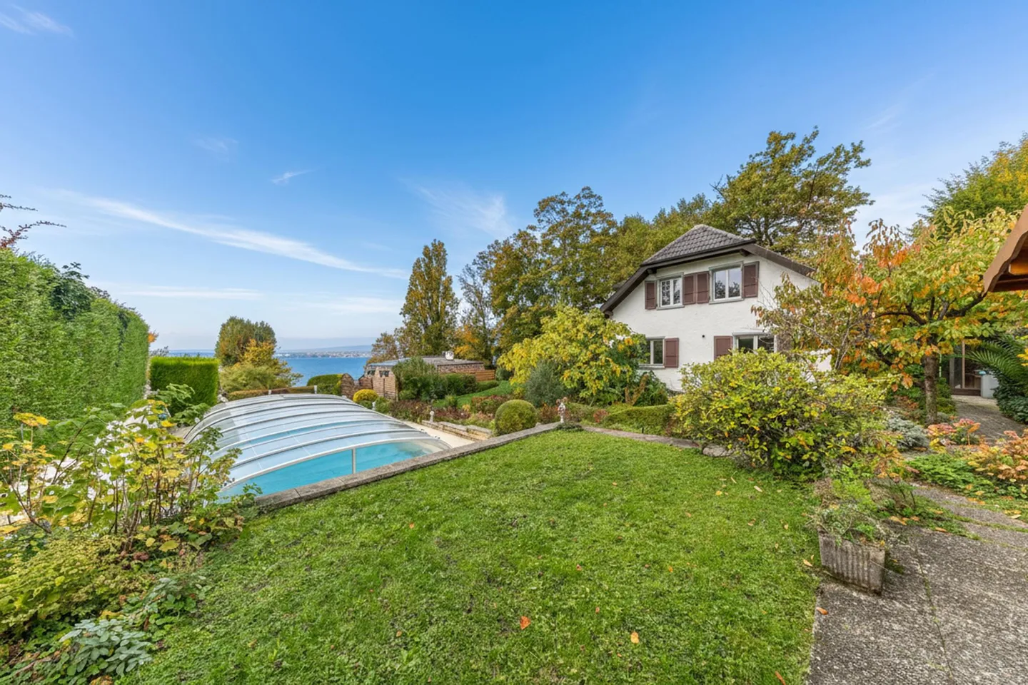 Confidential villa on the second line of the lake with dock - Photo 2 of 8