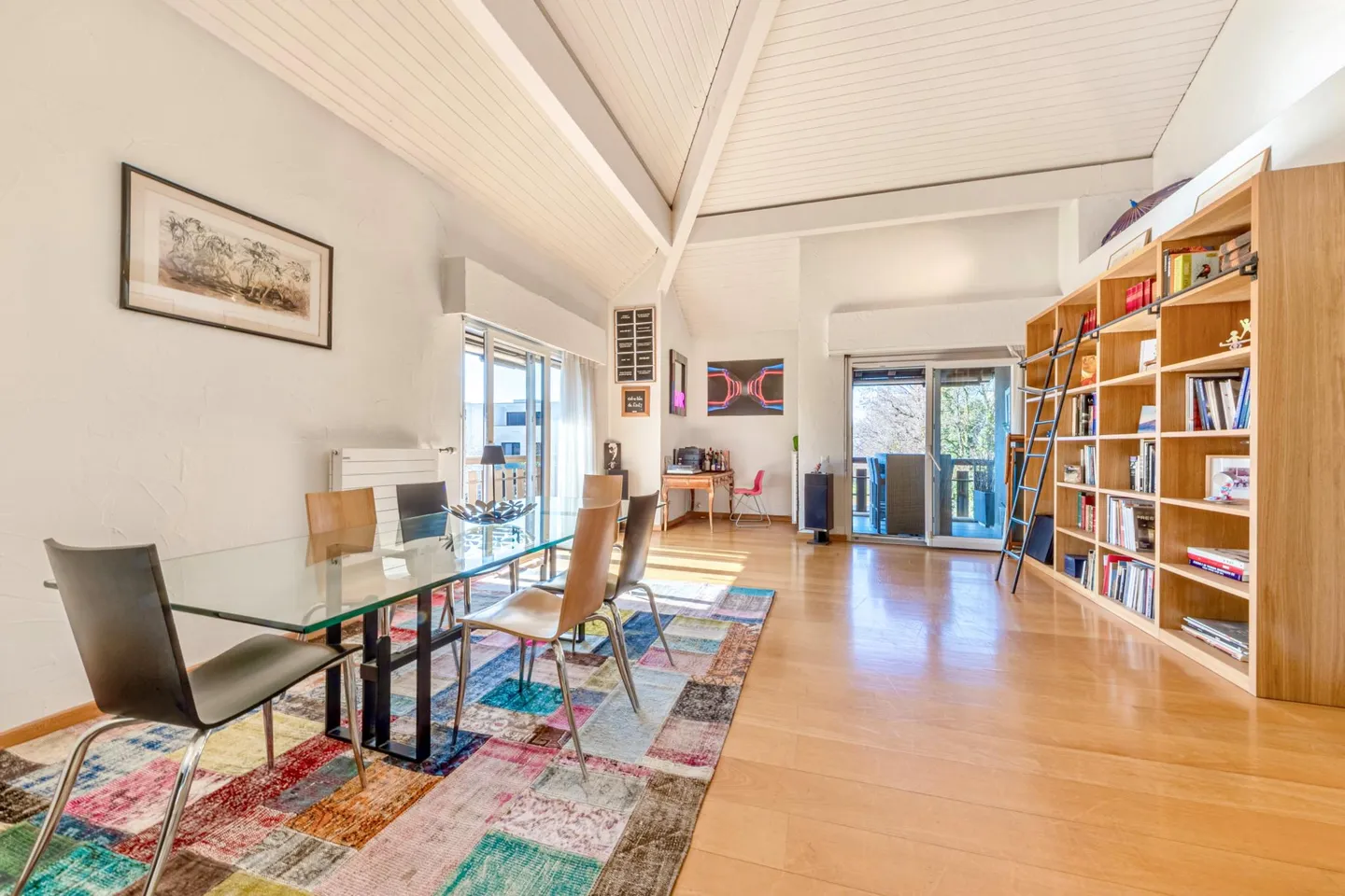 Spacious penthouse duplex with lake view - Photo 4 of 7