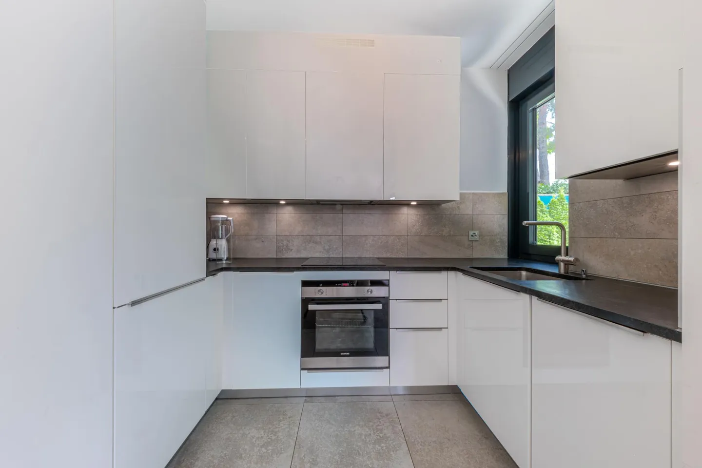 Elegant apartment in a high-end residence - Photo 3 of 10