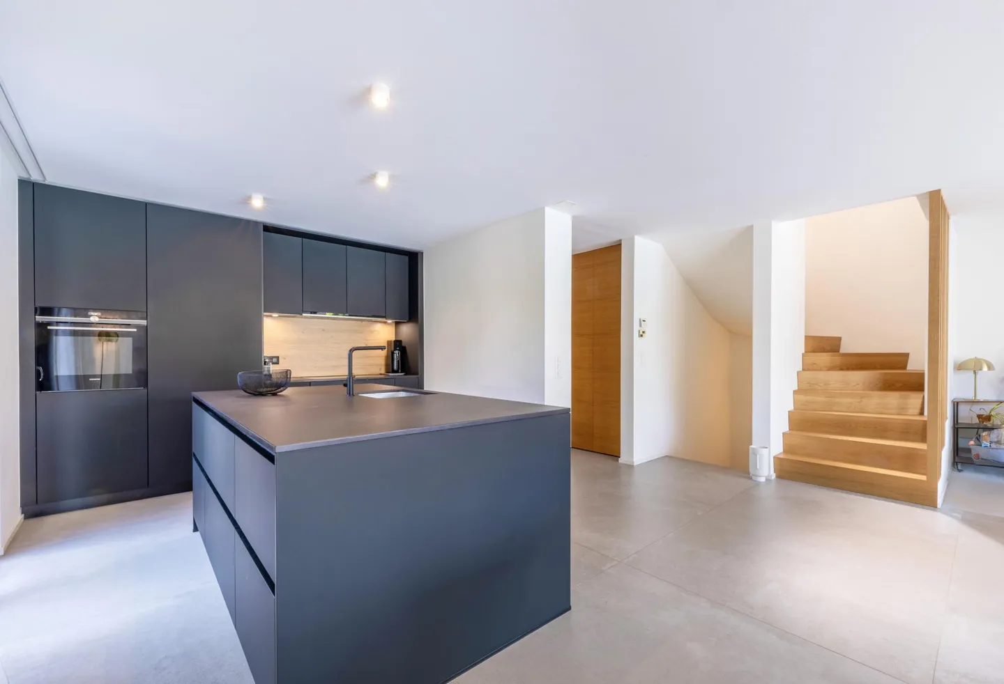 Villa contemporanea con piscina - Foto 8 di 13