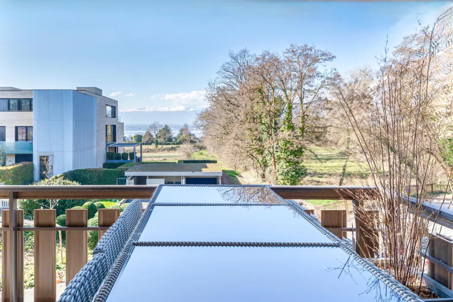 Spacious penthouse duplex with lake view - Photo 6 of 7