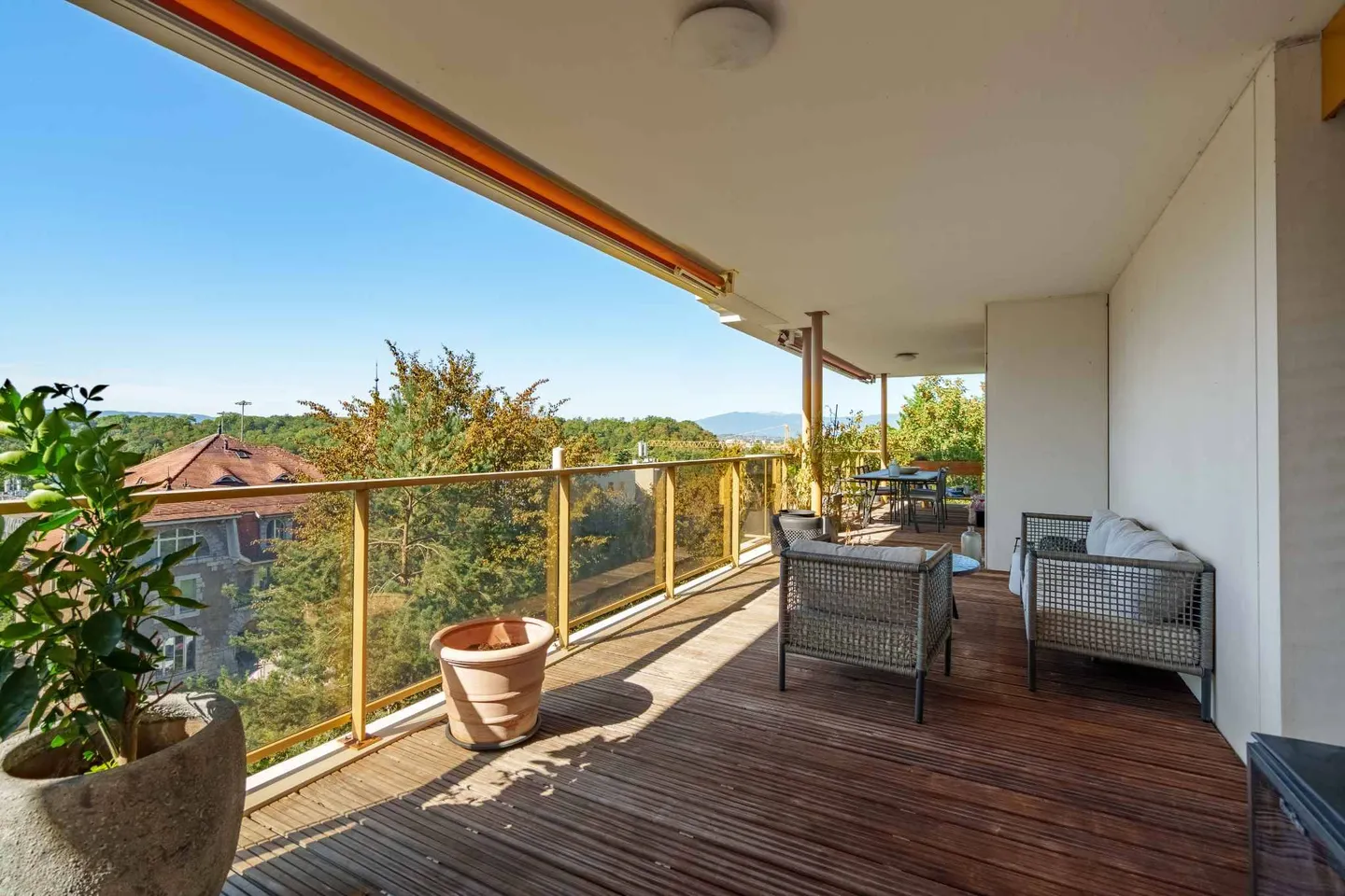 Duplex en pignon avec balcon et terrasse en rooftop - Photo 5 sur 10