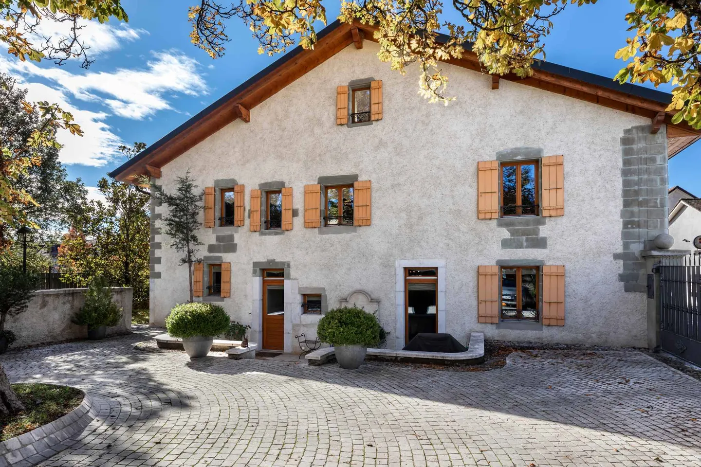 Maison villageoise de 580 m² - Photo 1 sur 11