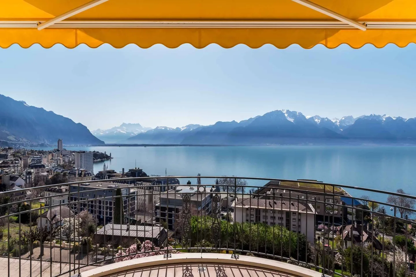 Magnificent 5.5-room apartment in a prestigious residence for sale in the center of Montreux - Photo 3 of 13