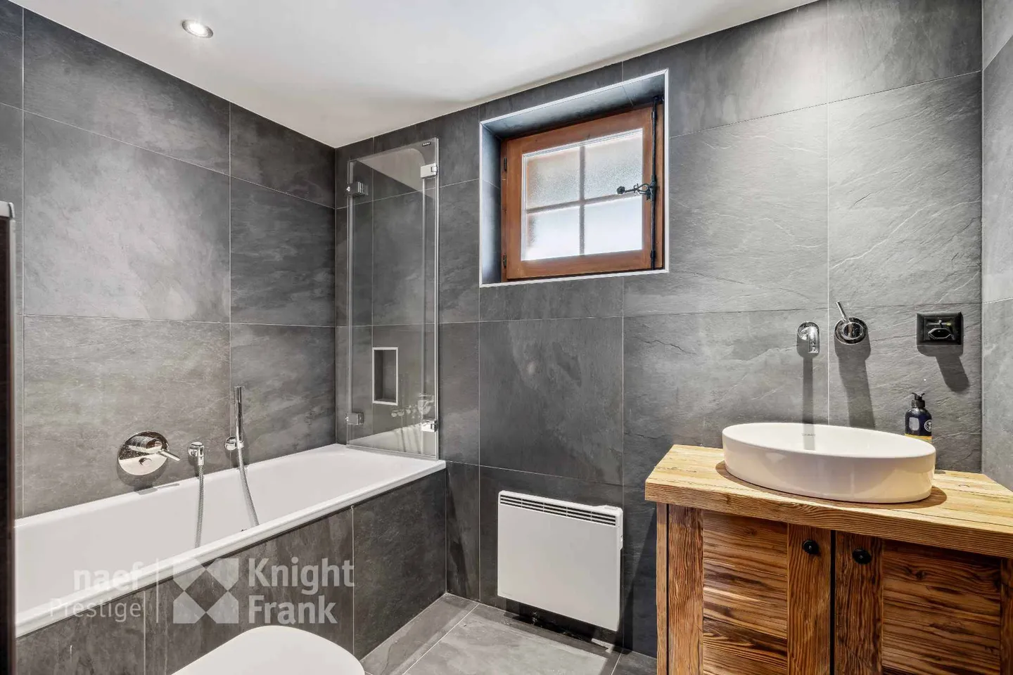 3-bedroom chalet with traditional charm. - Photo 4 of 5