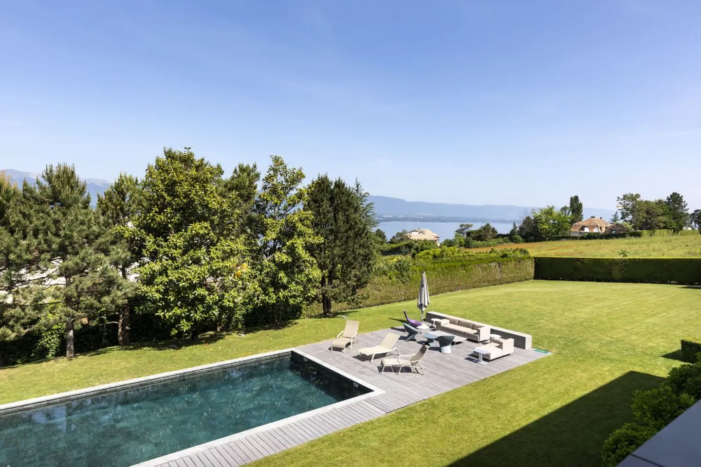 Zeitgenössische Villa in Cologny mit Blick auf den See und das Jura - Foto 1 von 10