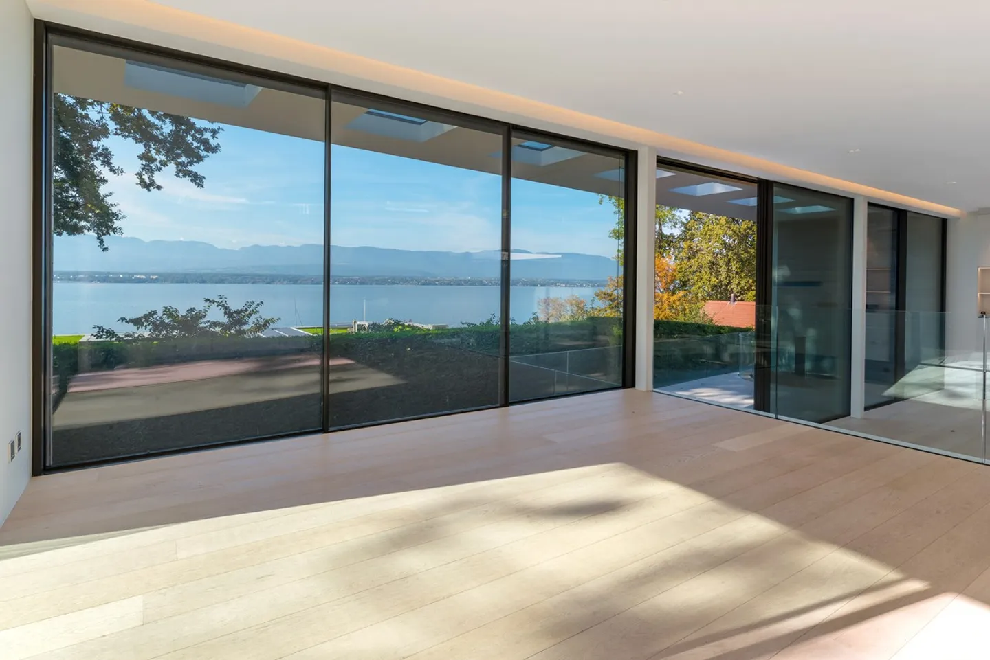 Villa avec vue lac et accès privé lac. - Photo 2 sur 11