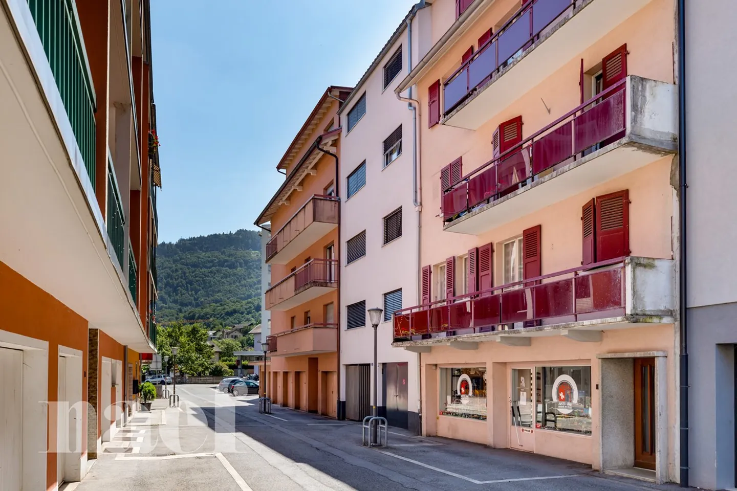 Mixed-use building consisting of a commercial space and 4 apartments in the city center of Monthey - Photo 1 of 10