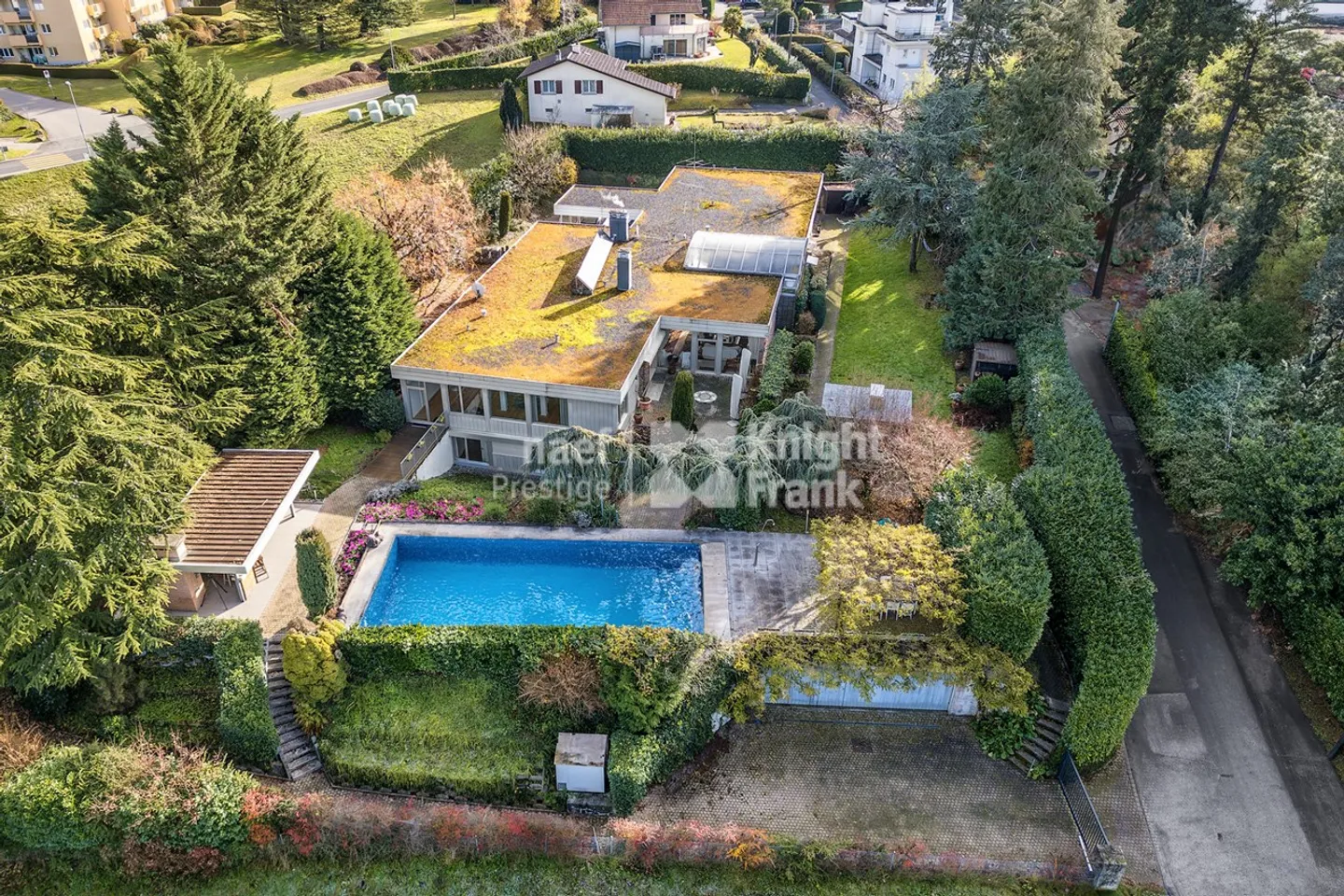 Architect-designed house with 3 apartments and outdoor pool for sale in Chernex / Montreux - Photo 1 of 13