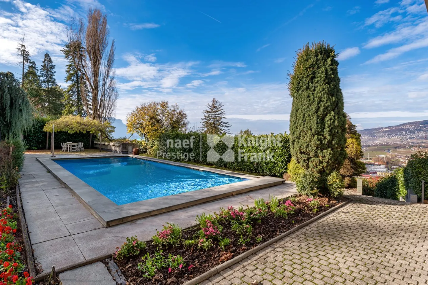 Architect-designed house with 3 apartments and outdoor pool for sale in Chernex / Montreux - Photo 4 of 13