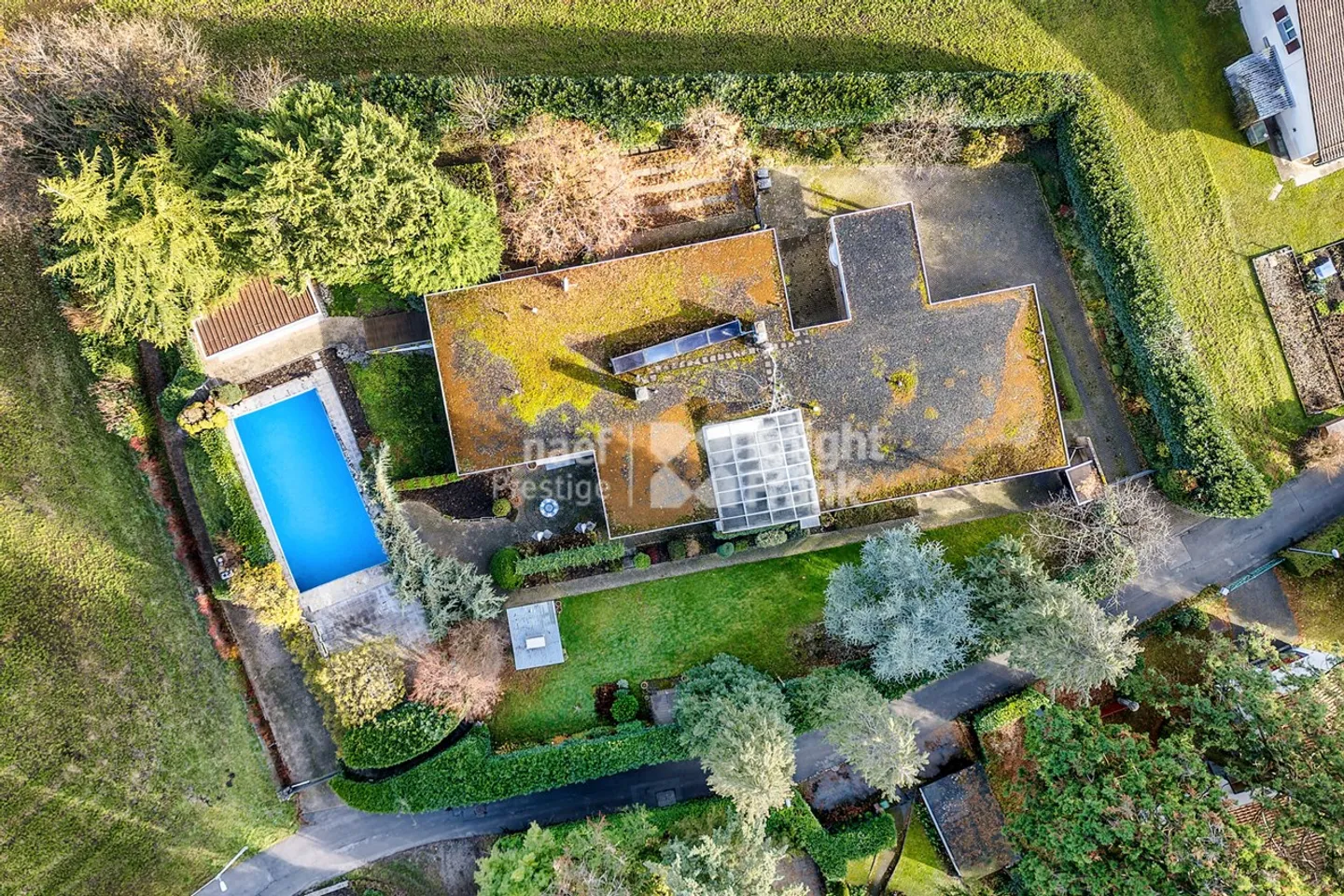 Architect-designed house with 3 apartments and outdoor pool for sale in Chernex / Montreux - Photo 3 of 13