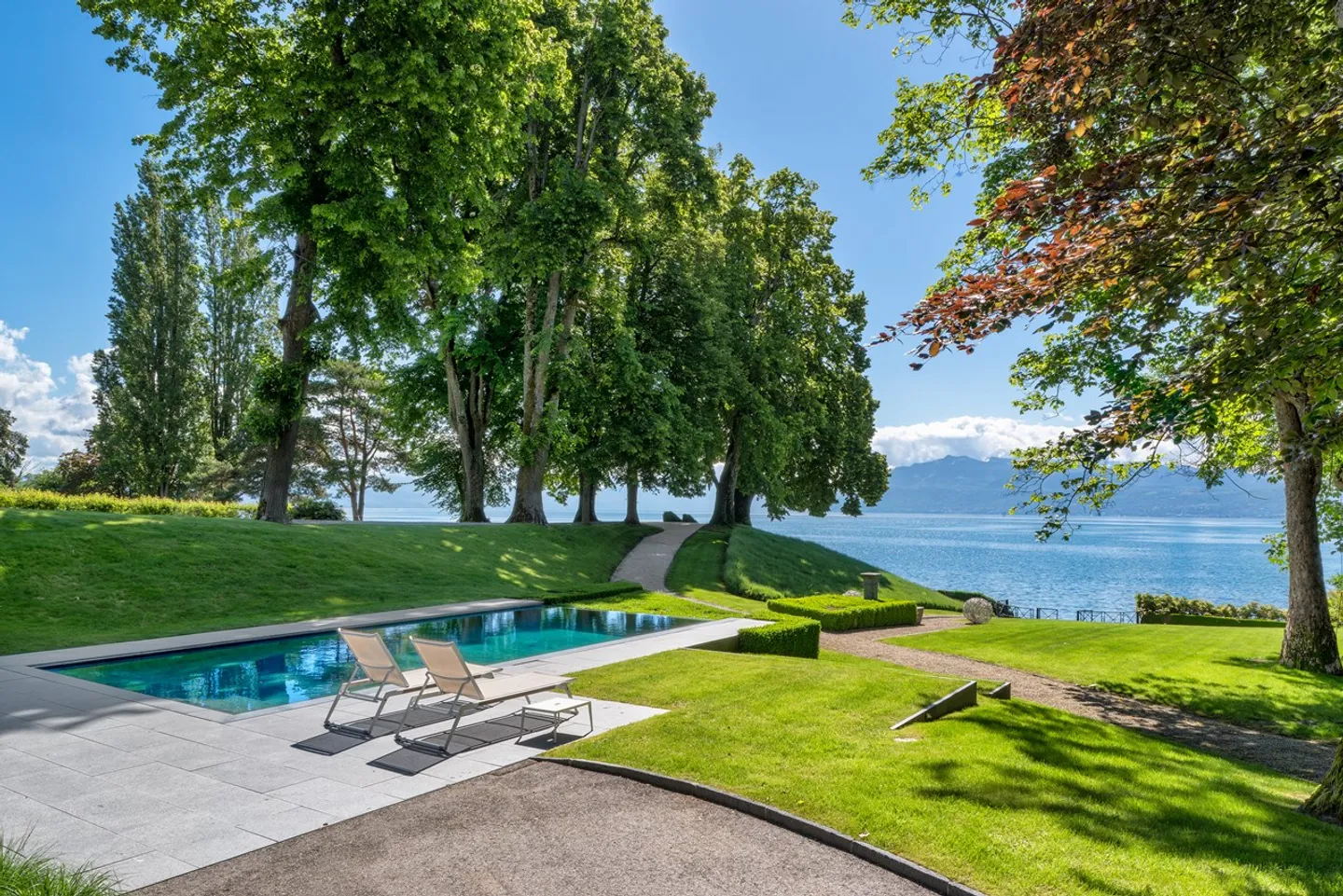 Sublime propriété de maître pieds dans l'eau avec plage privée et garage à bateaux - Photo 1 sur 7