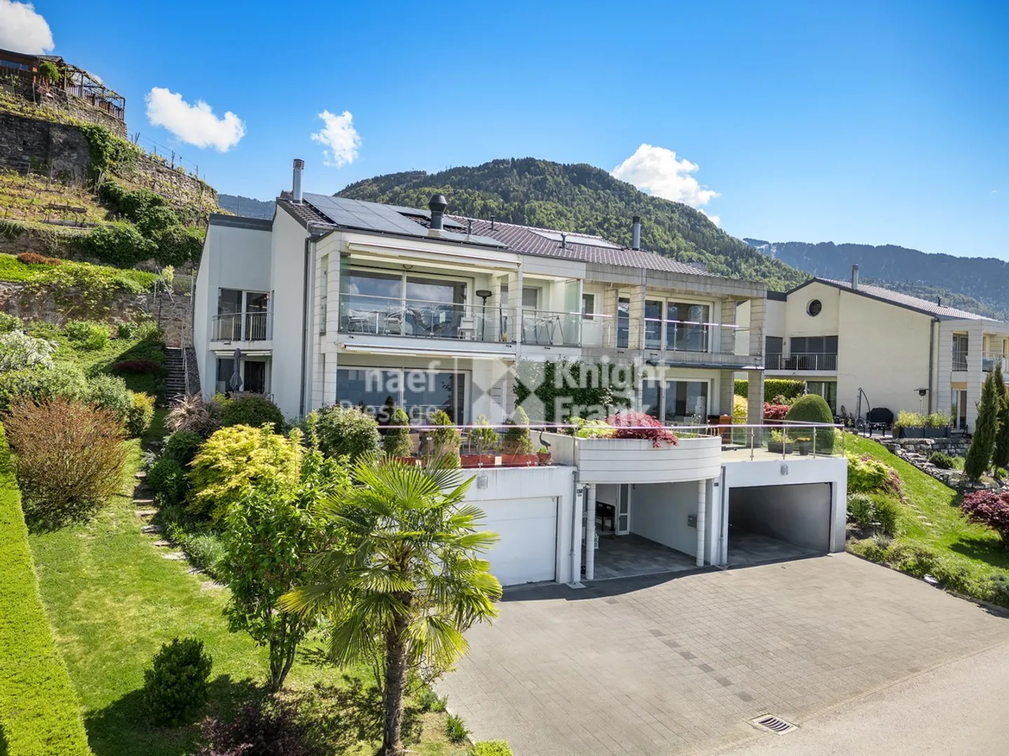 Family home with 7.5 rooms, private elevator and panoramic view of the lake for sale in Chailly/Montreux - Photo 4 of 13