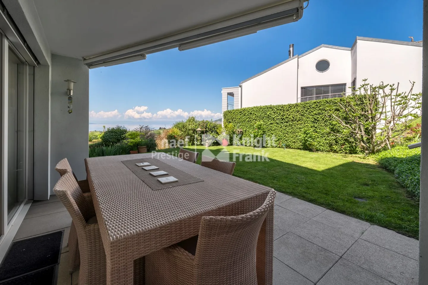 Family home with 7.5 rooms, private elevator and panoramic view of the lake for sale in Chailly/Montreux - Photo 5 of 13