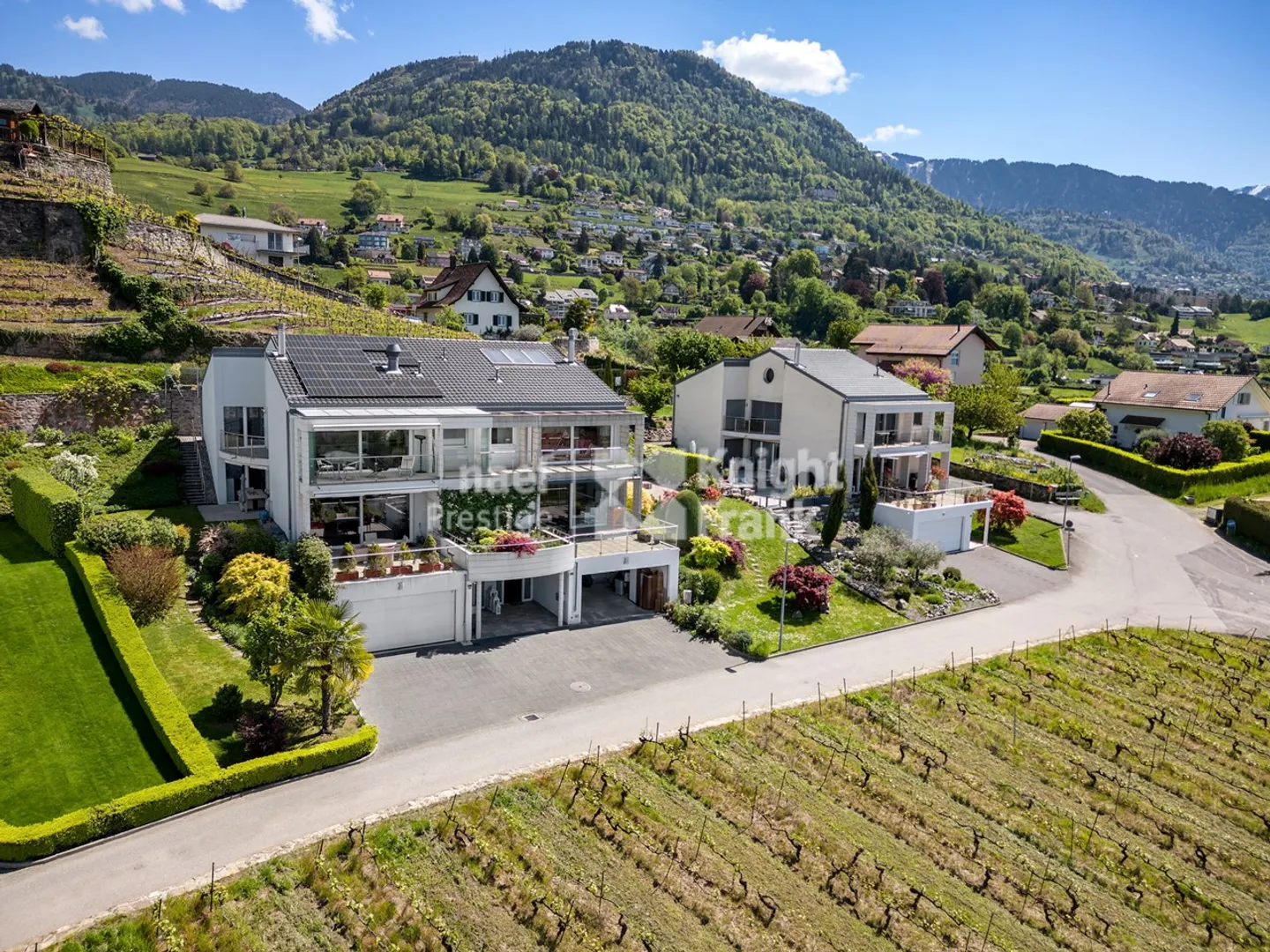 Family home with 7.5 rooms, private elevator and panoramic view of the lake for sale in Chailly/Montreux - Photo 7 of 13