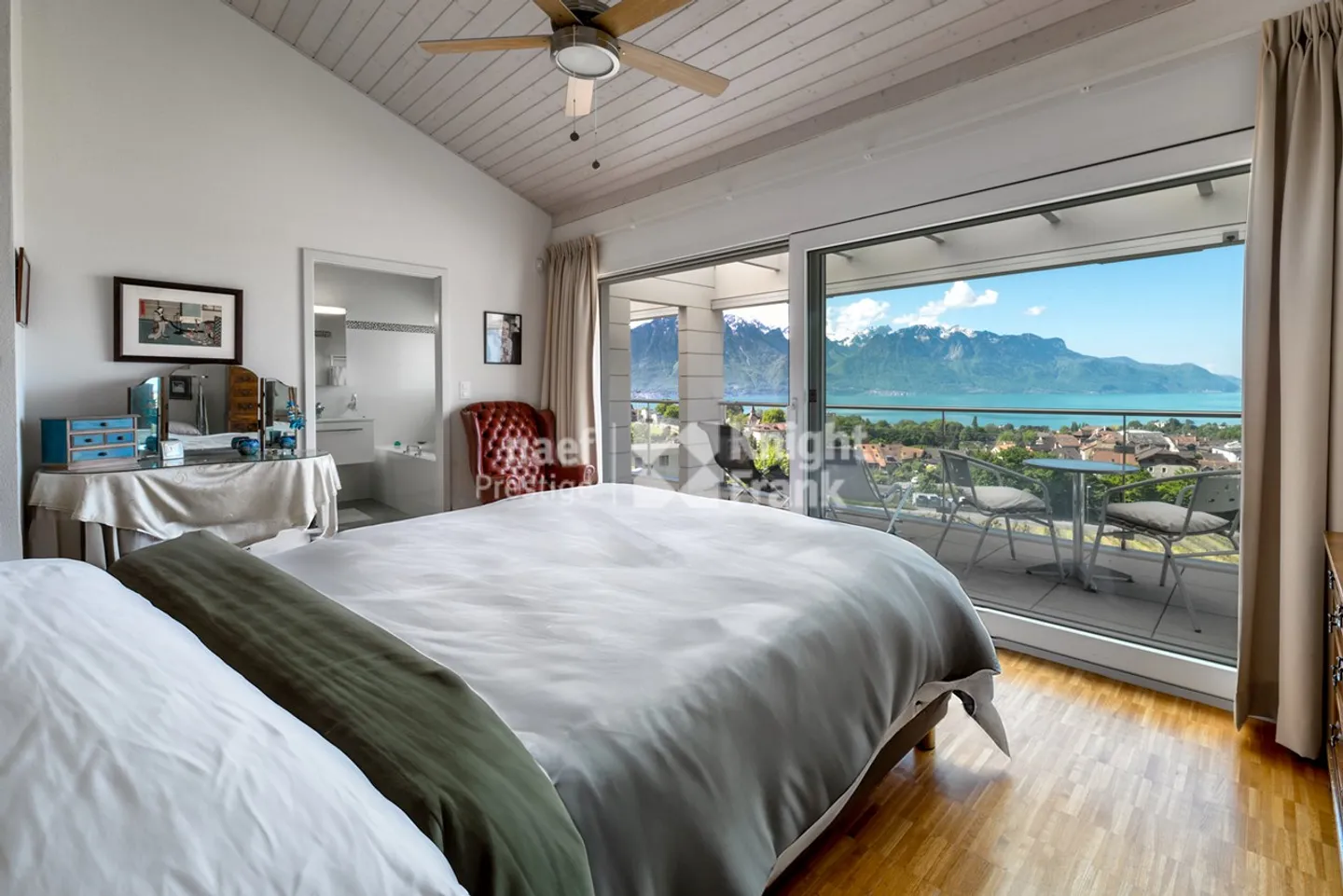 Family home with 7.5 rooms, private elevator and panoramic view of the lake for sale in Chailly/Montreux - Photo 11 of 13