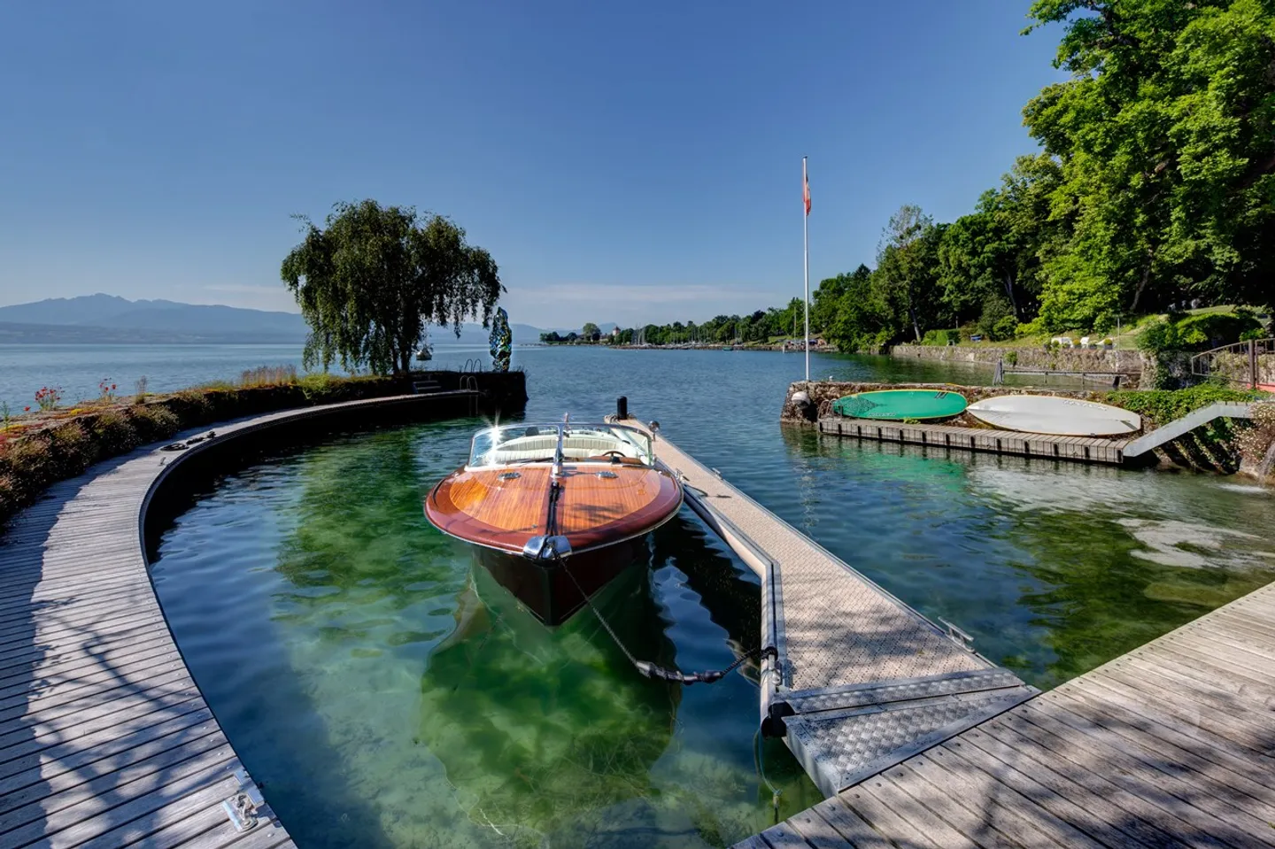 Exception and refinement, waterfront. - Photo 1 of 5