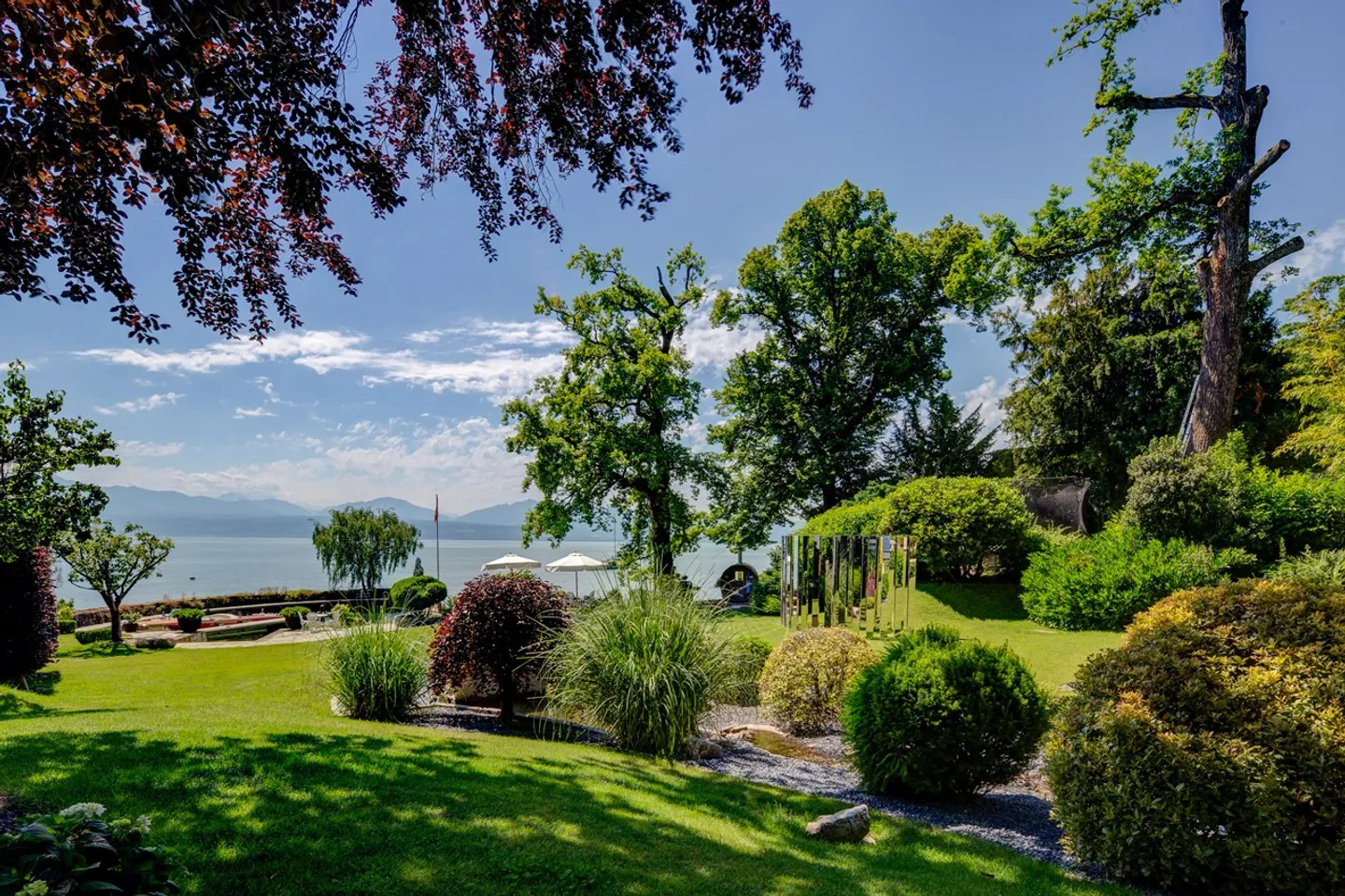 Exception and refinement, waterfront. - Photo 4 of 5