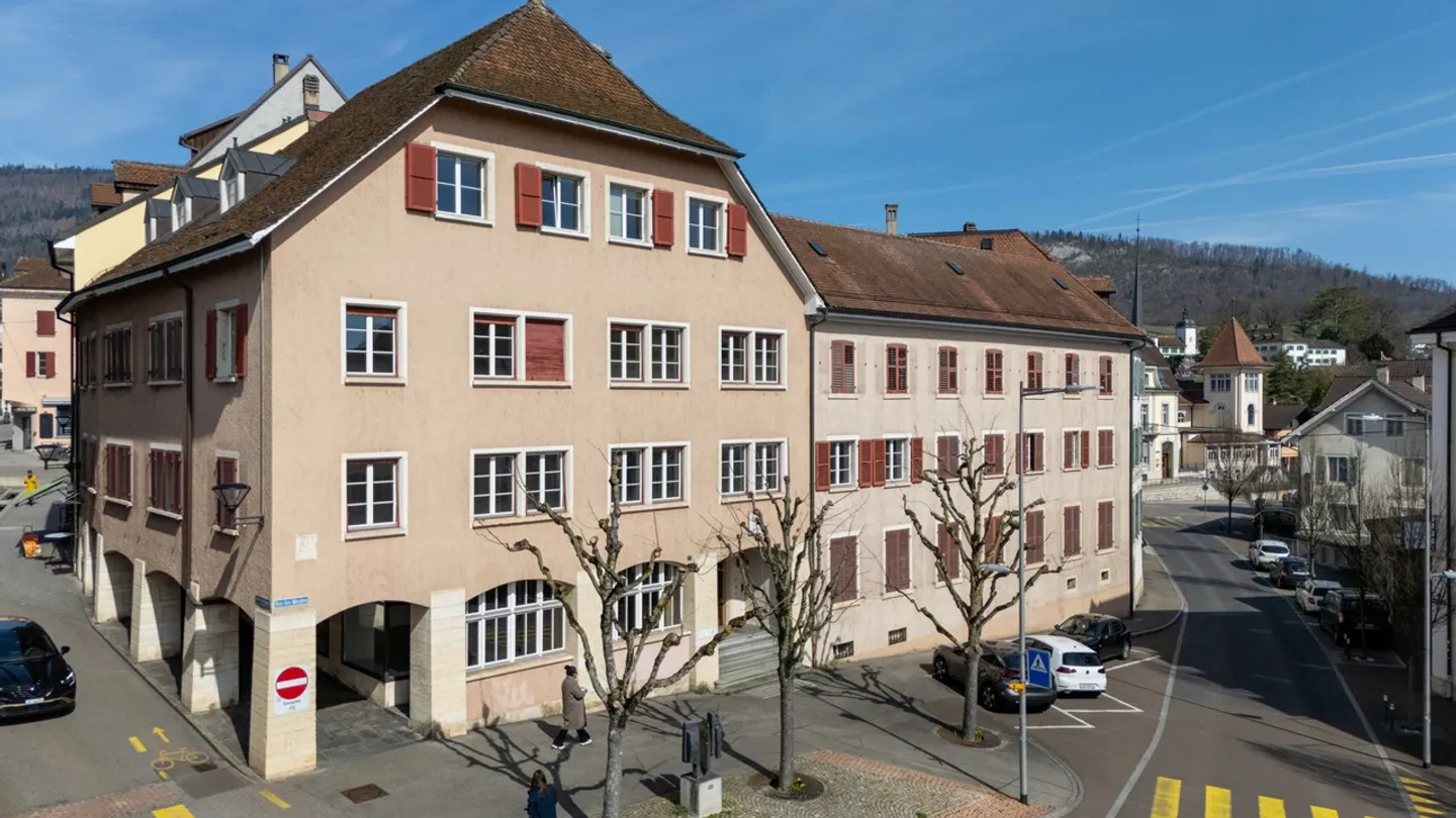 Mixed-use buildings in the historic center of Delémont - Photo 1 of 6