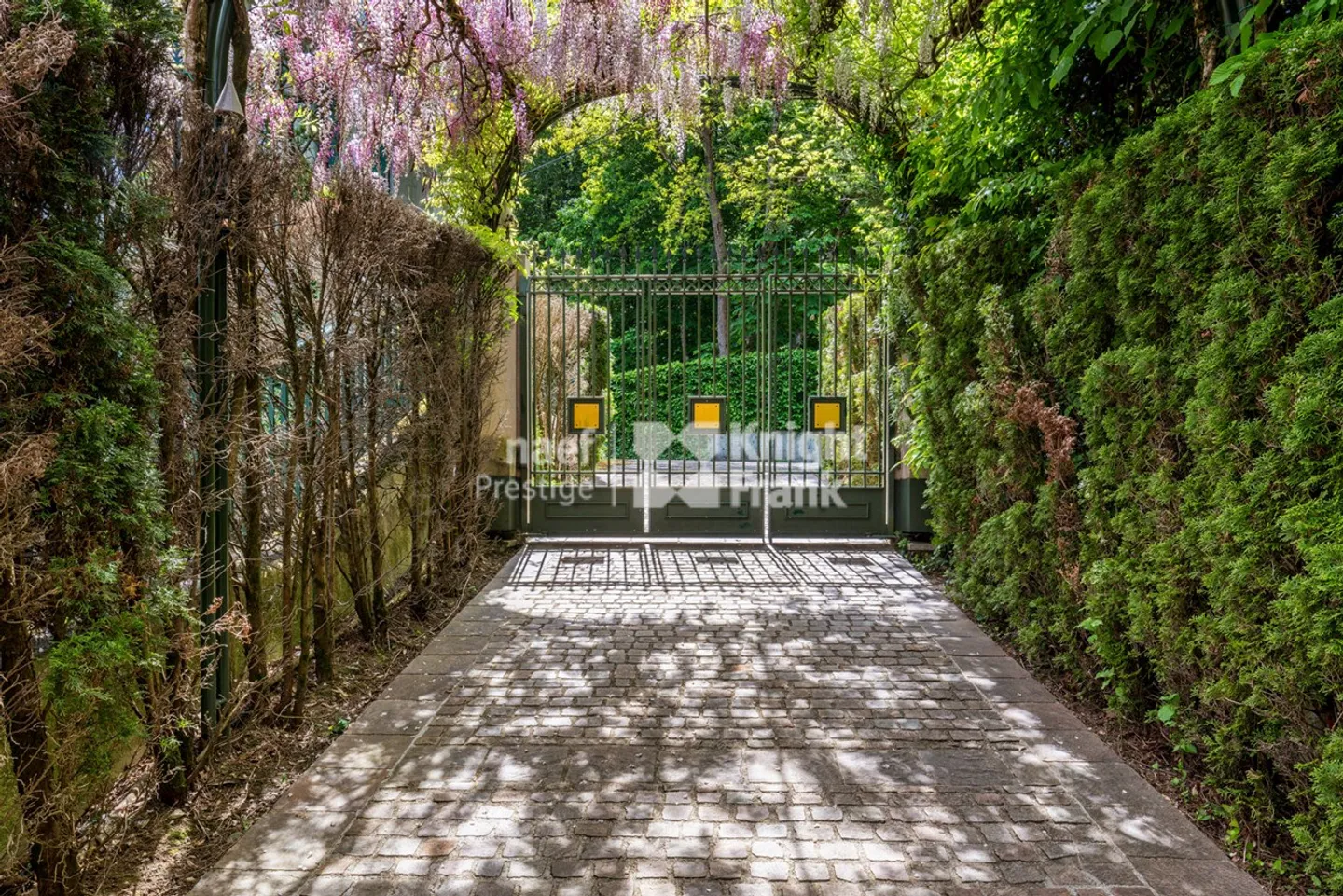 Vaste propriété de prestige dans un écrin de verdure - Photo 2 sur 11